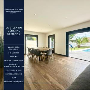 a dining room with a table and chairs at La Villa Estienne - Spacieuse - Conviviale - 6 Chambres - Parking privé in Mont-de-Marsan