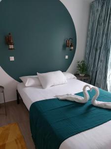 セリにあるVotre superbe petit appartement a Disneylandのベッドルーム1室(白鳥のベッド1台付)