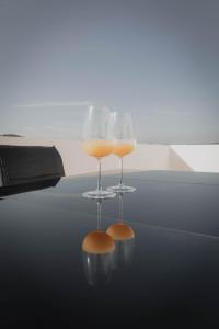 two wine glasses sitting on top of a table at Suites Neade Residencial in Sanlúcar de Guadiana