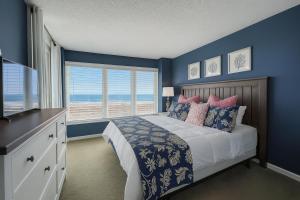 Un dormitorio con una cama con paredes azules y una ventana. en Atlantic Dunes - 101, en Myrtle Beach 78 fotos más