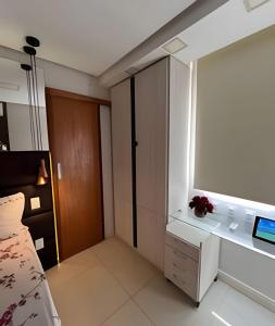 a bedroom with a bed and a desk and a window at Oásis próx à Novafapi in Teresina +20 photos