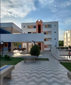 a building with a bench in front of it at Oásis próx à Novafapi in Teresina