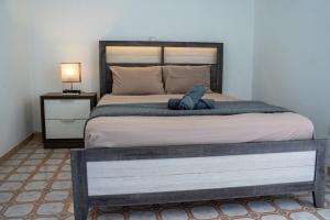 JayuyaにあるLas Croabas Ocean View Getawayのぬいぐるみが置かれたベッド