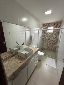 un bagno con lavandino e WC di Casa por temporada trapiche Maceió Alagoas a Maceió