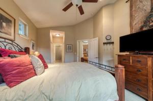 ein Schlafzimmer mit großem Bett und Flachbildfernseher in der Unterkunft Zen by the River-3 bedroom 2 bath hot tub in Monte Rio