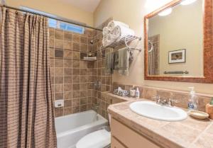 ein Badezimmer mit Waschbecken, Toilette und Badewanne in der Unterkunft Zen by the River-3 bedroom 2 bath hot tub in Monte Rio + 13 Fotos