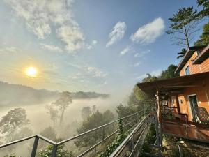 una casa con vistas a un bosque nublado en COOL CAMPING-Klang Khao1, 