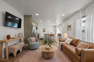 Fawcett Center For Tomorrow HeliportStunning 2 BR - Parking and Walk to Park的带沙发和桌子的客厅