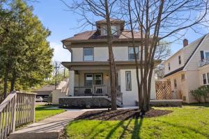 Fawcett Center For Tomorrow HeliportStunning 2 BR - Parking and Walk to Park的一栋白色的房子，前面有一棵树