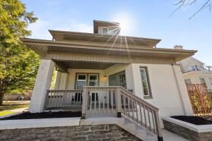 Fawcett Center For Tomorrow HeliportStunning 2 BR - Parking and Walk to Park的白色的小房子,设有门廊