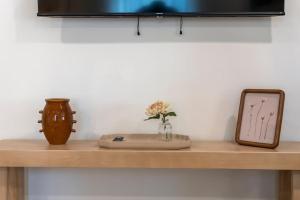 Fawcett Center For Tomorrow HeliportStunning 2 BR - Parking and Walk to Park的木架,上面有花瓶和时钟