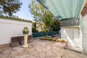 a patio with a table and a fence at Loft Kandy 2 in Calafell