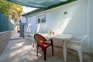 a white table and chairs on a patio at Loft Kandy 2 in Calafell