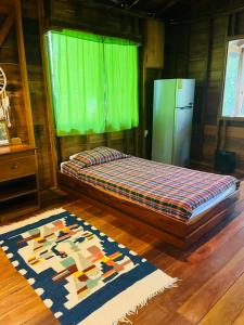 Ένα ή περισσότερα κρεβάτια σε δωμάτιο στο Green Jay Cabins