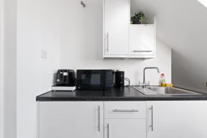 ハーロウにあるCity Apartment - Sleeps 4 & Free Parkingのキッチン(電子レンジ、シンク付)