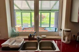 eine Küchentheke mit Spüle und Fenster in der Unterkunft A vacation home just for you ! in Xonrupt-Longemer + 33 Fotos