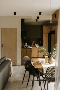 a kitchen and dining room with a table and chairs at BURSZTYNOWA-PRZYSTAŃ in Lubiatowo