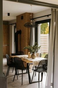 a dining room with a table and chairs at BURSZTYNOWA-PRZYSTAŃ in Lubiatowo