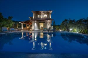 een villa met zwembad 's nachts bij Tierra Verde, Luxury Retreat with 3 Acres Lush Garden in Tsilivi