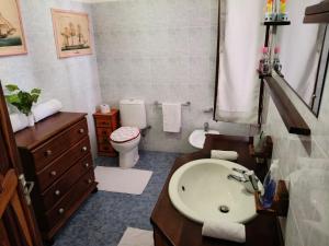 un baño con lavabo e inodoro en Watamu Ascot Residence, en Watamu 90 fotos más