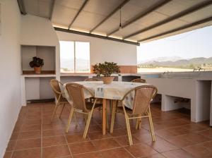 ein Esszimmer mit Tisch und Stühlen in der Unterkunft CORTIJO EL PRADO ll in Castril