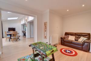O zonă de relaxare la Spacious 4 bedroom house in Bishop's Stortford