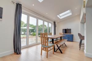 Un televizor și/sau centru de divertisment la Spacious 4 bedroom house in Bishop's Stortford