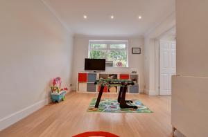 Un televizor și/sau centru de divertisment la Spacious 4 bedroom house in Bishop's Stortford
