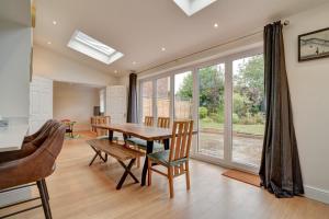 O zonă de relaxare la Spacious 4 bedroom house in Bishop's Stortford +36 fotografii