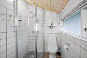 FjerritslevにあるJB159-Fjerritslev-Ahornvej-61のトイレとガラスのシャワー付きのバスルーム +14枚の写真