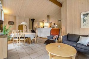 uma sala de estar com um sofá e uma mesa em JB699-Fjerritslev-Revlingestien-43 em Torup Strand