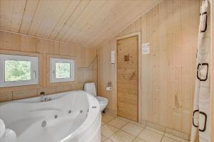 um banheiro grande com banheira e vaso sanitário em JB699-Fjerritslev-Revlingestien-43 em Torup Strand mais 19 fotografias