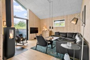 ein Wohnzimmer mit Sofa und Tisch in der Unterkunft JB164 Fjerritslev - Poppelvej 16 in Fjerritslev
