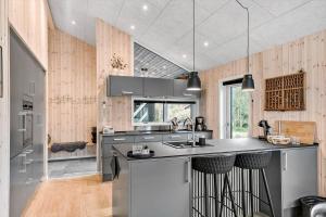 eine Küche mit Spüle und Arbeitsplatte in der Unterkunft JB164 Fjerritslev - Poppelvej 16 in Fjerritslev + 17 Fotos