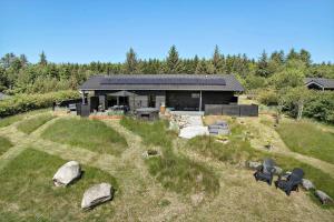 ein Haus auf einem Hügel mit Felsen in der Unterkunft JB164 Fjerritslev - Poppelvej 16 in Fjerritslev