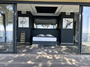 Ένα ή περισσότερα κρεβάτια σε δωμάτιο στο La Colline by Pinarello Villa Services