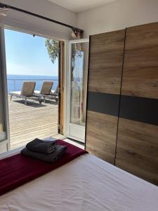 Ένα ή περισσότερα κρεβάτια σε δωμάτιο στο La Colline by Pinarello Villa Services