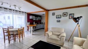 a living room with a table and chairs at Maisonnette in Eaunes