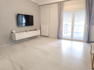 Et tv og/eller underholdning på Comfort Corner Spacious & Quiet 2BR Apartment in Thessaloniki