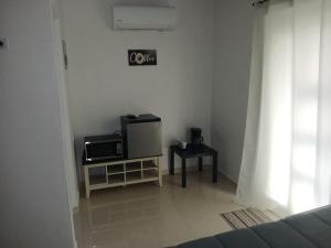 a living room with a microwave and a table at jackys culebra apartment in Culebra