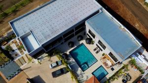 una vista dall'alto di una casa con piscina di Hotel & Pousada Porto Ubá a Lidianópolis