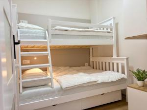 Habitación con 2 literas y escalera. en Apartament Uroczy w Szczyrku na stoku, en Szczyrk