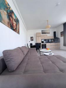 a living room with a couch and a table at Hôtel Garden's jacuzzi spa 1 in Brussels