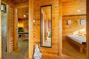 Ένα μπάνιο στο Charming Harvington Cottage - Hot Tub, Pet Friendly, Sleeps 11 +114 φωτογραφίες