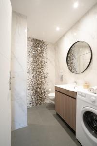 ein Badezimmer mit Waschbecken und Waschmaschine in der Unterkunft Les Maisons Bareyre - Grandes Maisons avec terrasse in Saint-Sandoux + 95 Fotos