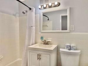 ein Badezimmer mit Waschbecken, Toilette und Spiegel in der Unterkunft Atlanta Downtown Onsite Parking King! 3BR LM 06 Units in Atlanta + 23 Fotos