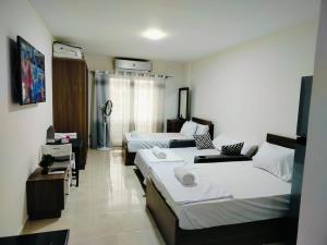 En eller flere senge i et værelse på Private Beach Chalet in Orabia + 44 billeder