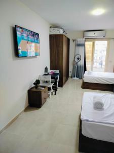 Et tv og/eller underholdning på Private Beach Chalet in Orabia