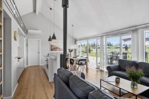 una sala de estar con un sofá y una mesa en JB214-Brovst-Kronvildtvej-214, en Tranum