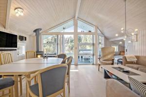 ein Wohnzimmer mit einem Tisch und ein Esszimmer in der Unterkunft JB185 Fjerritslev - Poppelvej 26 in Fjerritslev